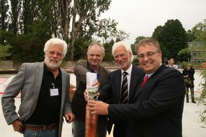 Regionspräsident Hauke Jagau, der hannoversche Bürgermeister Bernd Strauch, Architekt Ansgar Wiegmann vom Büro Raumplan und Schulleiter Ulrich Erdmann von der BBS 3 (von rechts nach links)...