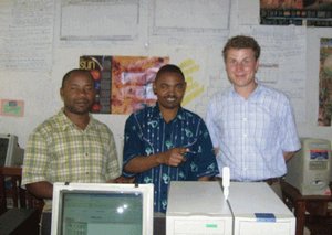 Mr. Ibrahim, Lehrer für Informatik, Schulleiter Mr. Mwarabu und Jan Austing testen die neue Internetverbindung Mr. Ibrahim, Lehrer für Informatik, Schulleiter Mr. Mwarabu und Jan Austing testen die neue Internetverbindung
