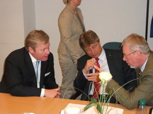 Generalsekretär Dr. Brickwedde, Kultusminister Dr. Althusmann mit Schulleiter Herrn Steenblock, BBS WHV (v. l.) Generalsekretär Dr. Brickwedde, Kultusminister Dr. Althusmann mit Schulleiter Herrn Steenblock, BBS WHV (v. l.)