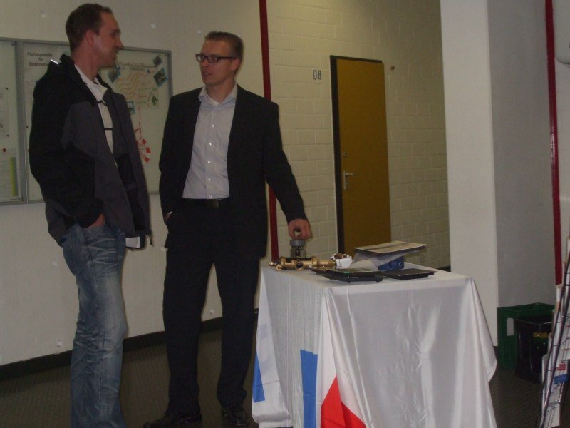 Robert Heyner von der Industrievertretung Böhmke hier im Gespräch mit einem Ausbildungsmeister. Robert Heyner von der Industrievertretung Böhmke hier im Gespräch mit einem Ausbildungsmeister.