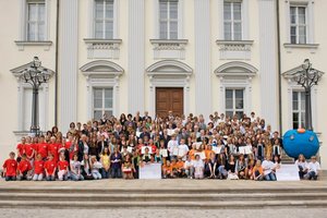 Gruppenbild - Die polnischen Gäste aus Poznan in der BBS 3 vor dem Baum der Toleranz. Gruppenbild - Die polnischen Gäste aus Poznan in der BBS 3 vor dem Baum der Toleranz.