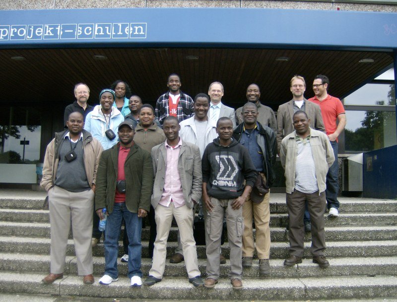 Gäste und Gastgeber beim obligatorischen Gruppenfoto vor der BBS 3