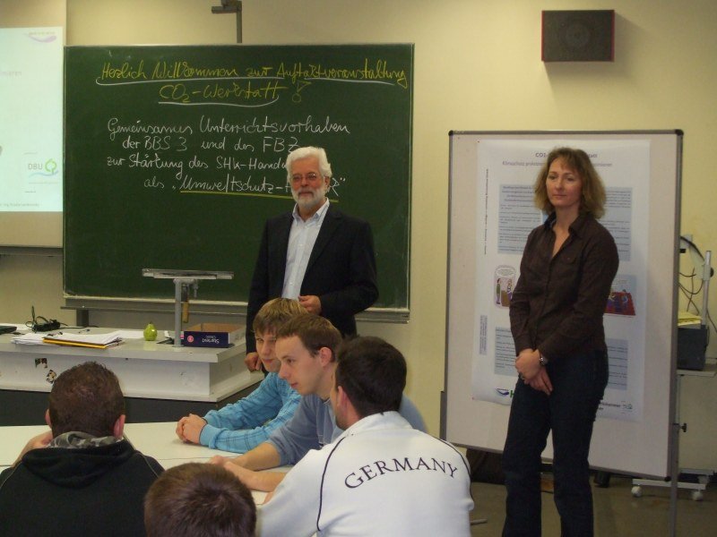 Schulleiter Ulrich Erdmann und Geschäftsführerin der Firma Seecon Dagmar Ridder erklären, worum es bei dem Projekt geht.