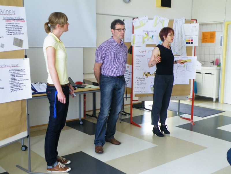 nicht nur die Vertreter/innen der BBS 3, hier Gisela Theising, Michael Riedel und Martina Mödden (von rechts) bei der Begrüßung ... nicht nur die Vertreter/innen der BBS 3, hier Gisela Theising, Michael Riedel und Martina Mödden (von rechts) bei der Begrüßung ...