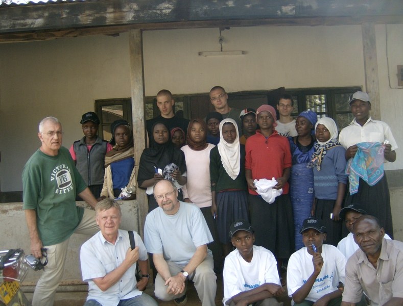 Gruppenbild vor der Schule Gruppenbild vor der Schule